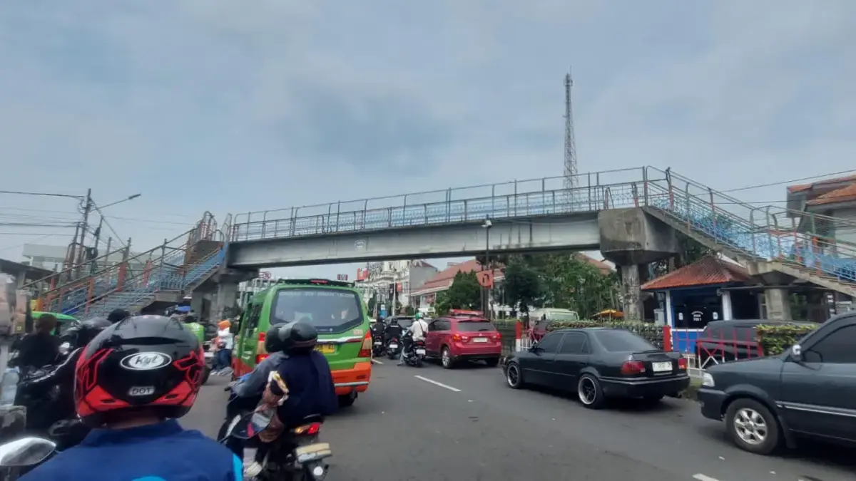 Jembatan Penyeberangan Orang (JPO) Paledang di kawasan Stasiun Bogor, Bogor Tengah, Kota Bogor