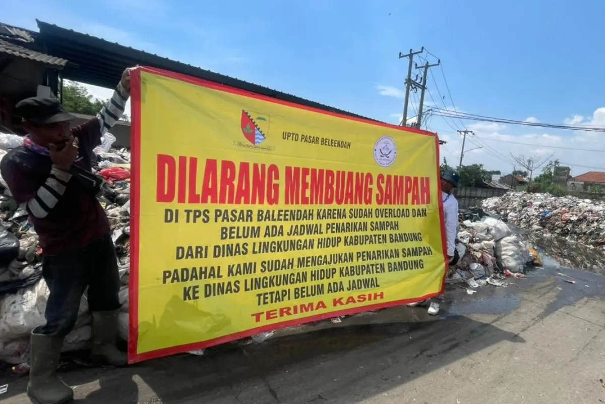 Lambannya Kinerja DLH Kabupaten Bandung Picu Lautan Sampah di Pasar Baleendah – jabarekspres.com