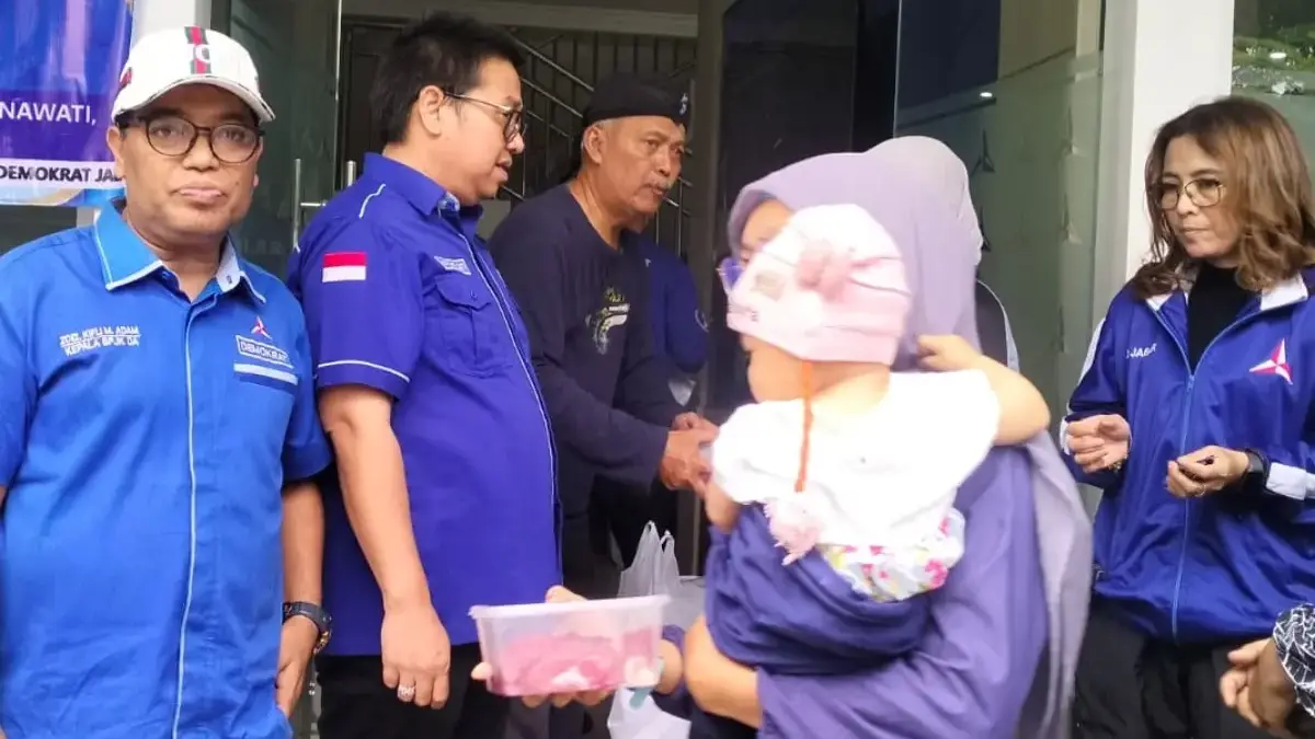 Partai Demokrat Bagikan Daging Kurban Sebagai Bentuk Kepedulian di Tengah Ekonomi Sulit Sebagai kepedulian masyarakat dalam rangka memperingati Hari Raya Idul Adha, DPD Partai Demokrat Jabar membagi