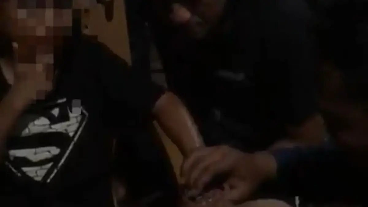 Damkar Evakuasi Jari Telunjuk Bocah yang Nyangkut di Lubang Baut Pagar di Bogor