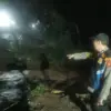 Jembatan sementara yang dibangun warga di aliran Sungai Cigoha, Kampung Pasirkalong, Kecamatan Tanjungsari