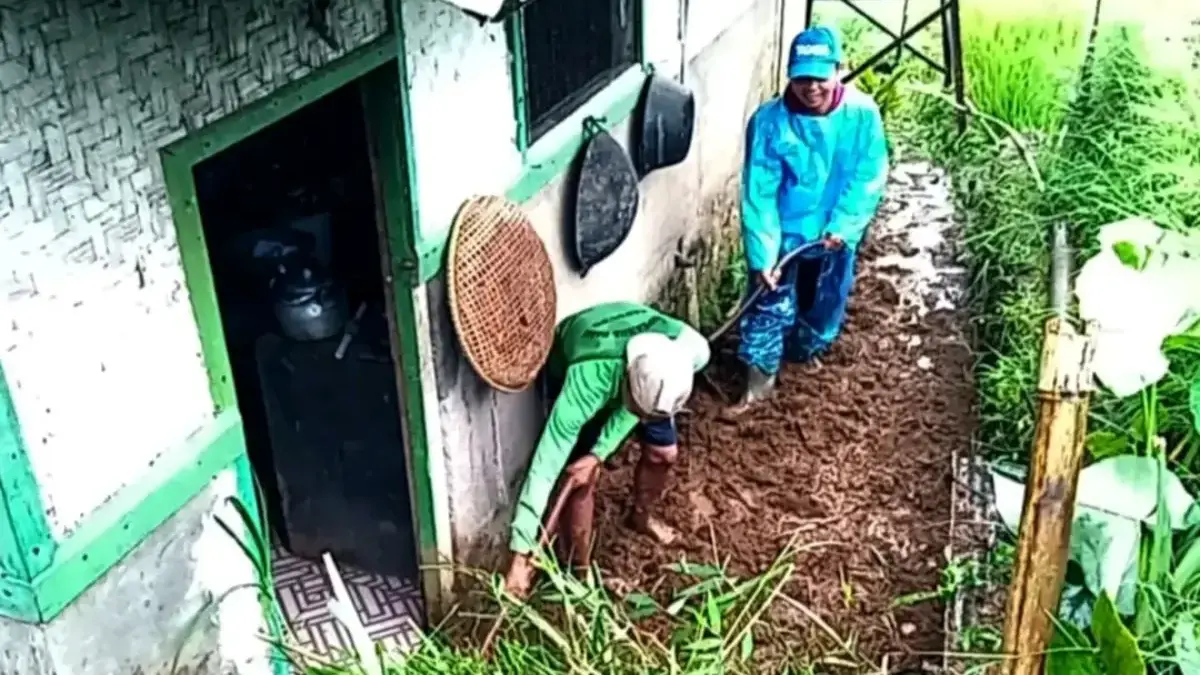 Hujan Deras Picu Longsor di Salawu, Material Timpa Rumah dan Badan Jalan