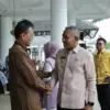 Bupati Ciamis Herdiat Sunarya (kanan) saat menerima kunjungan Bupati Lima Puluh Kota, Sumatra Barat, Safni Sik