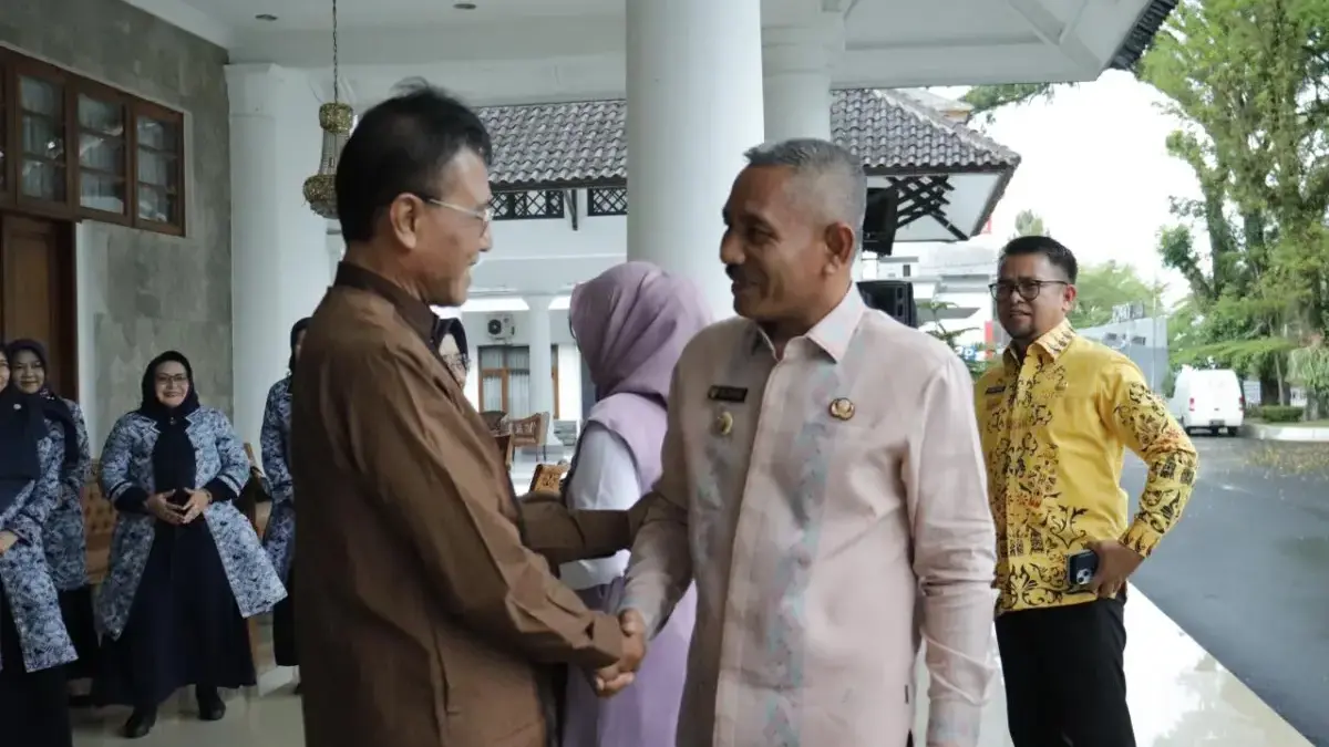 Bupati Ciamis Herdiat Sunarya (kanan) saat menerima kunjungan Bupati Lima Puluh Kota, Sumatra Barat, Safni Sik