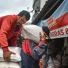 Pedagang menurunkan karung beras dari mobil pickup di Jalan Cipaera, Kota Bandung, Jawa Barat, Selasa (5/5)