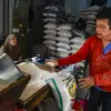 Pedagang menata beras di Jalan Cipaera, Kota Bandung, Jawa Barat, Selasa (5/5). Foto: Dimas Rachmatsyah /