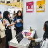 Pencari kerja mencari informasi lowongan pekerjaan di salah satu stan perusahaan pada pameran bursa kerja