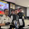 Kasat Reskrim Polresta Bogor Kota, Aji Riznaldi (tengah) bersama pihak Imigrasi Bogor (kiri) dan pihak Imigras