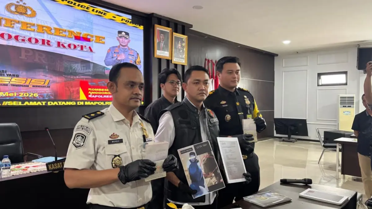 Komplotan WNA Bobol Rumah di Bogor, Beraksi Pakai Topeng Messi, Kerugian Rp1 Miliar Kasat Reskrim Polresta Bogor Kota, Aji Riznaldi (tengah) bersama pihak Imigrasi Bogor (kiri) dan pihak Imigras