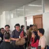 Owner Emeralda Mangkir di Mediasi, Ratusan Konsumen Murka Tuntut Uang Kembali