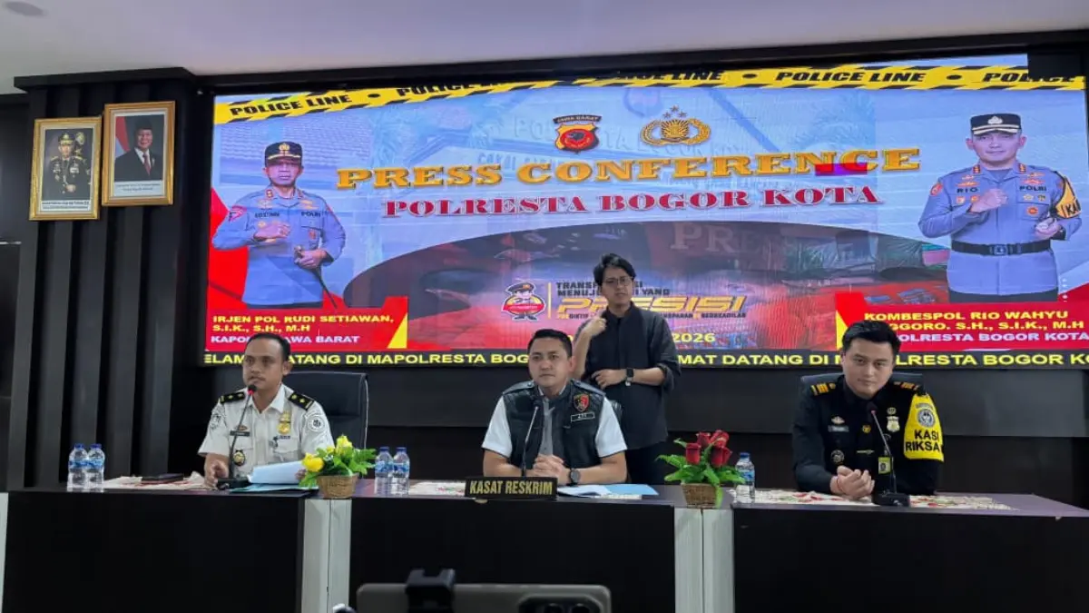 Sistem Imigrasi Deteksi Pelaku, Dua WNA China Pencuri Rumah di Bogor Selatan Ditangkap di Bandara Ngurah Rai Kasi Intelijen dan Penindakan Keimigrasian Kantor Imigrasi Bogor, Muhdy Assegaf (kiri), Kasat Reskrim Polresta