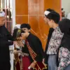 Jaksa Agung Muda Intelijen Reda Manthovani (kiri) menyerahkan Buku Tabungan Simpel dan ATM kepada siswa peneri