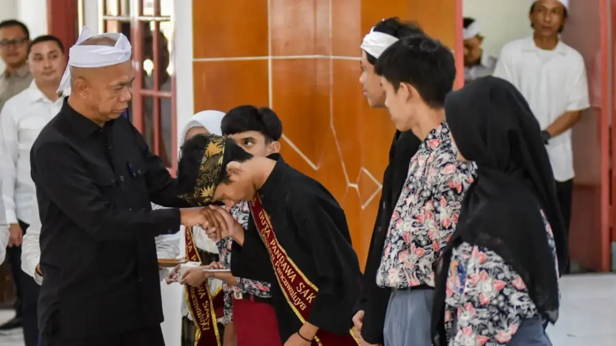 Kejaksaan RI Kawal PIP dengan Jagaindonesiapintar Jaksa Agung Muda Intelijen Reda Manthovani (kiri) menyerahkan Buku Tabungan Simpel dan ATM kepada siswa peneri