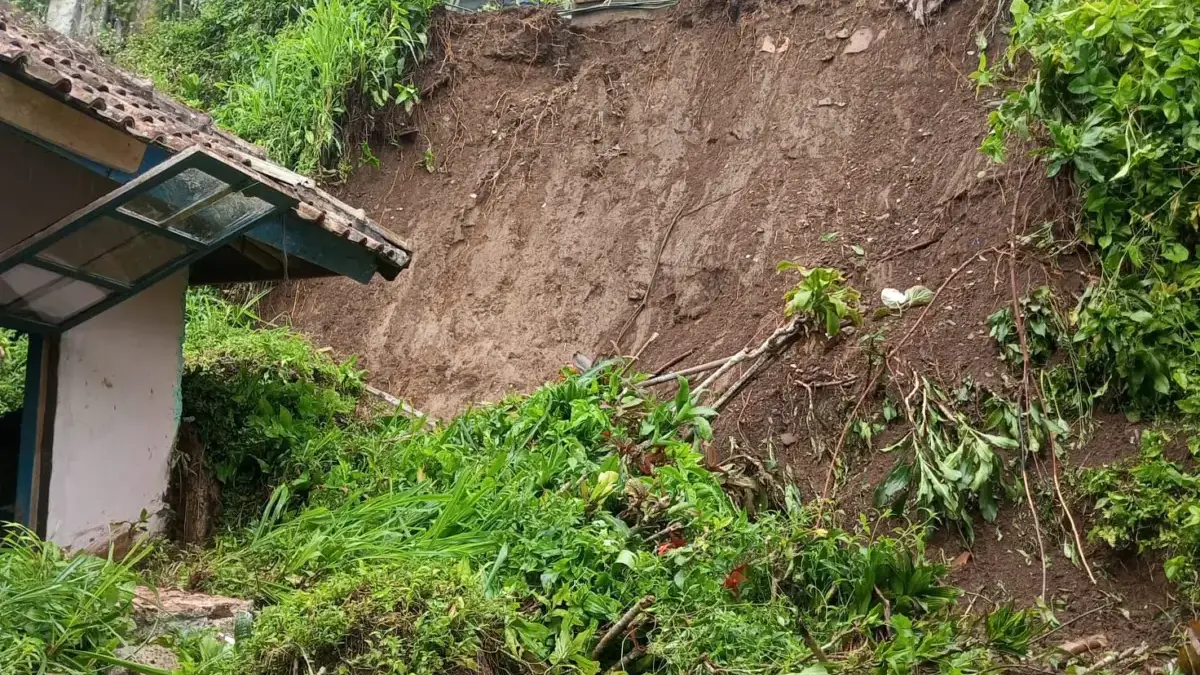 Rumah warga di Kecamatan Cikalongwetan, Bandung Barat tertimbun longsor. Dok istimewa