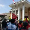 Ratusan buruh di Jabar saat menggeruduk PTUN Bandung untuk mengawal sidang gugatan terkait penetapan UMSK 2026