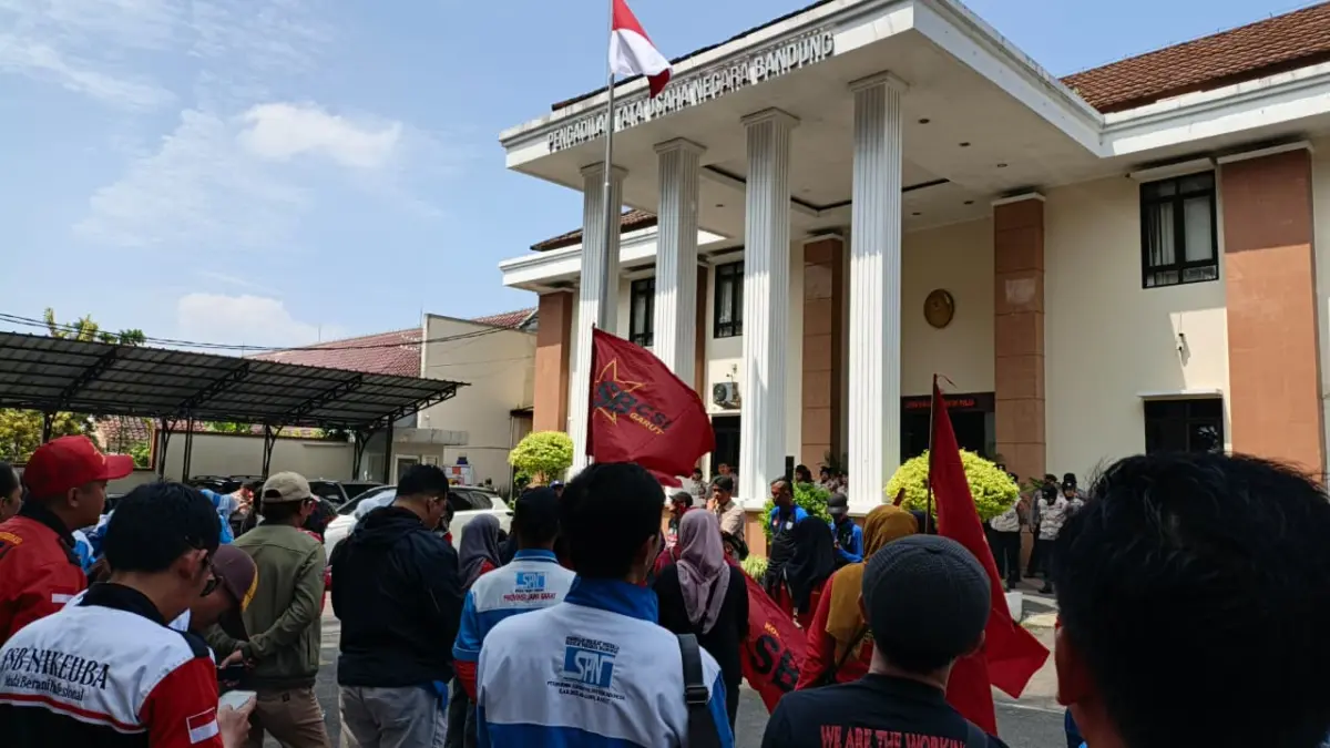 Ratusan buruh di Jabar saat menggeruduk PTUN Bandung untuk mengawal sidang gugatan terkait penetapan UMSK 2026
