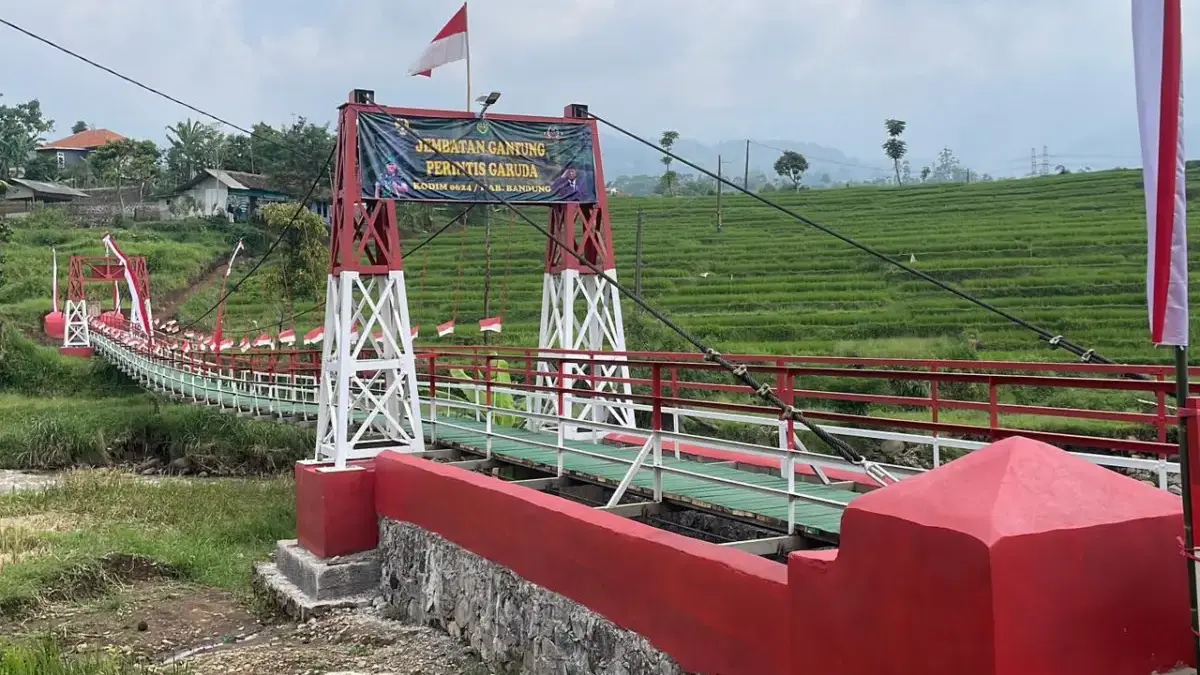 Jembatan Gantung Perintis Garuda Resmi Dibuka, Warga Pacet Tak Lagi Seberangi Sungai untuk Sekolah dan Bertani Jembatan Gantung Perintis Garuda yang menghubungkan Kampung Rumbia, Desa Sukarame dan Kampung Cibutak, Desa Ci