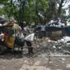 Petugas mengangkut sampah di TPS Kota Bandung. Foto: Dimas Rachmatsyah / Jabar Ekspres