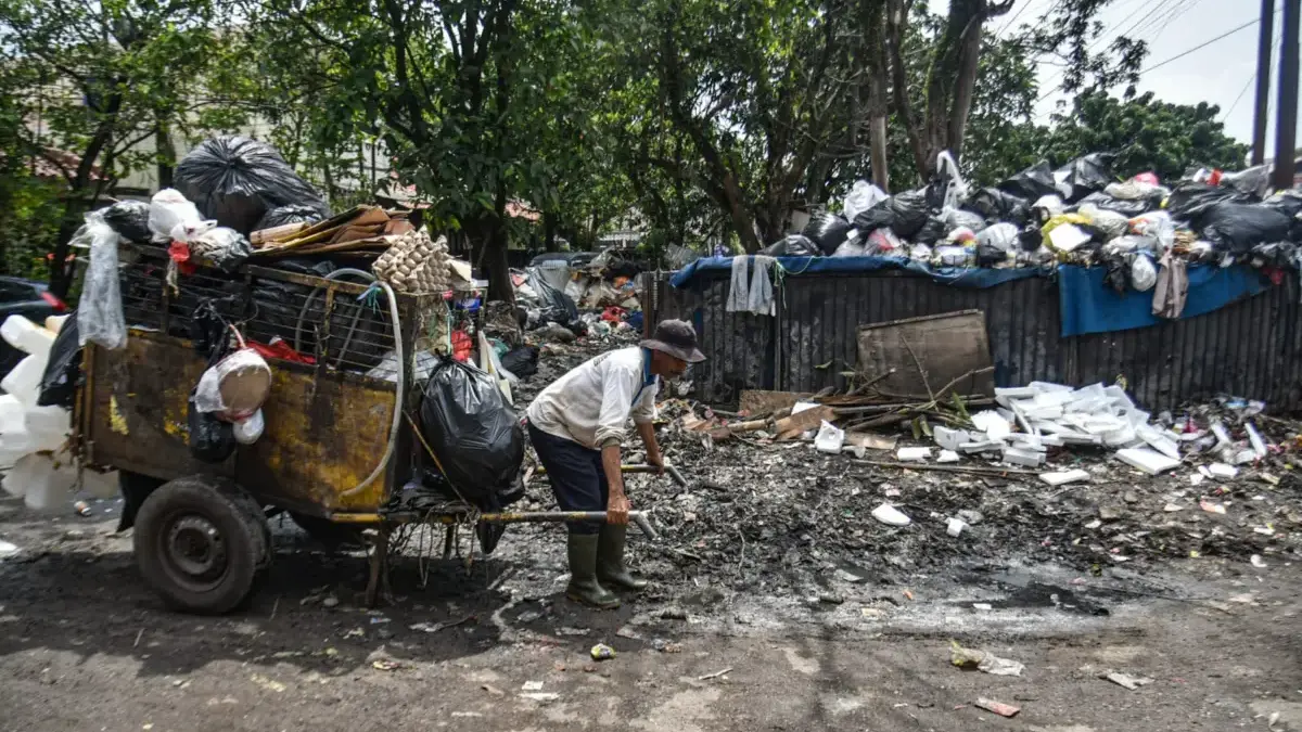 Bandung Darurat Sampah Lagi? Penumpukan di TPS Picu Keluhan Warga Petugas mengangkut sampah di TPS Kota Bandung. Foto: Dimas Rachmatsyah / Jabar Ekspres