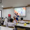 Pembelajaran interaktif bersama instruktur safety riding memberikan wawasan tentang keselamatan berkendara kep