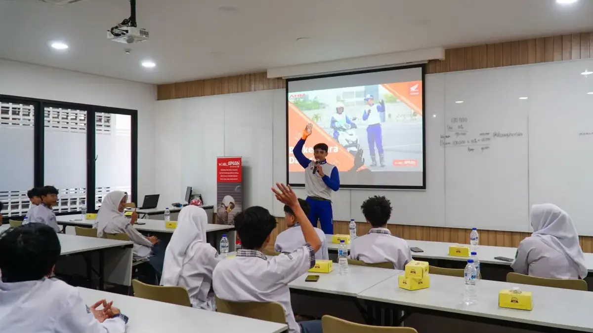 Pembelajaran interaktif bersama instruktur safety riding memberikan wawasan tentang keselamatan berkendara kep