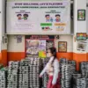 Seorang pelajar SD berjalan di samping spanduk stop perundungan (bullying). Foto: Dimas Rachmatsyah