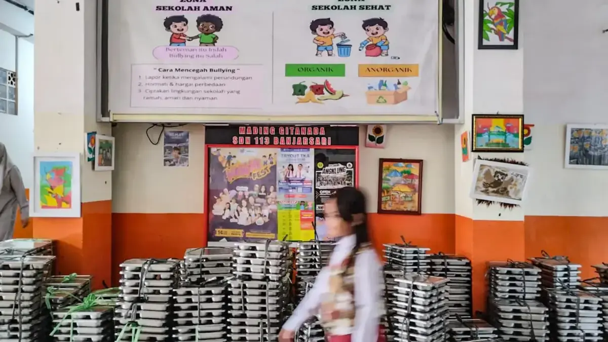 Seorang pelajar SD berjalan di samping spanduk stop perundungan (bullying). Foto: Dimas Rachmatsyah