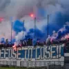Ribuan bobotoh menyalakan suar saat berikan dukungan untuk para pemain Persib Bandung jelang laga melawan