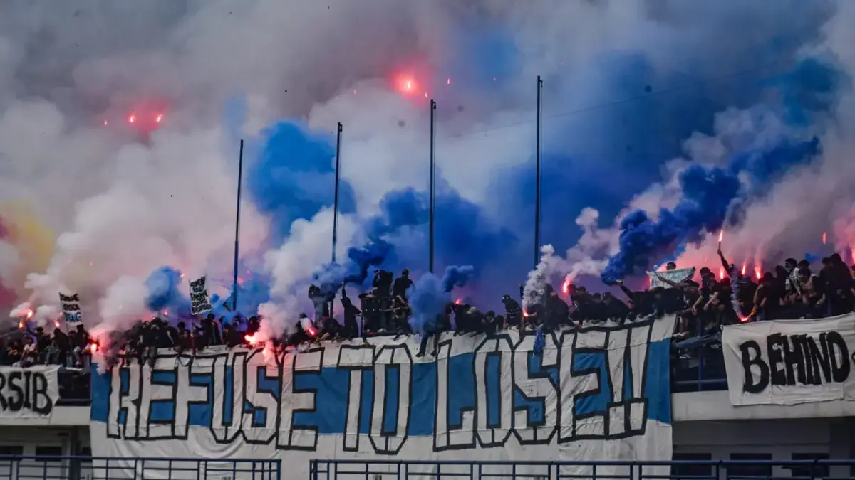 Ribuan bobotoh menyalakan suar saat berikan dukungan untuk para pemain Persib Bandung jelang laga melawan