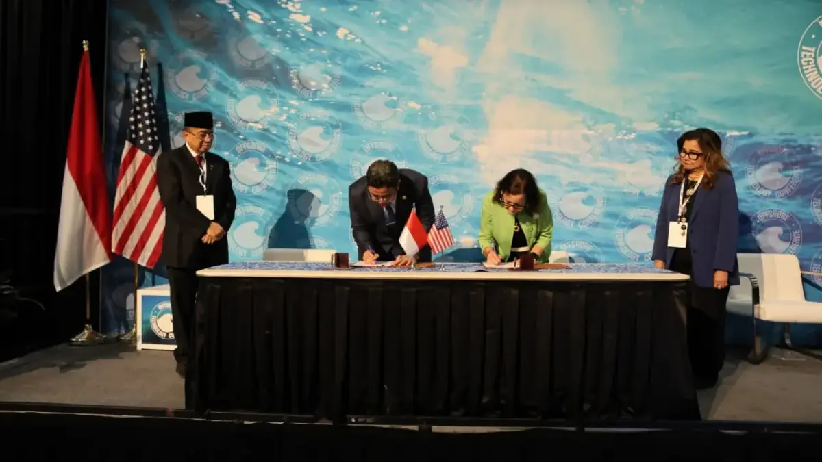Keterangan Foto : Wakil Direktur Utama Pertamina, Oki Muraza dan Chief Executive Officer LanzaTech, Jennifer H