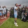 Kapten Persib Bandung Mark Klok menyapa ribuan bobotoh yang memberikan dukungan jelang laga melawan Persija Ja