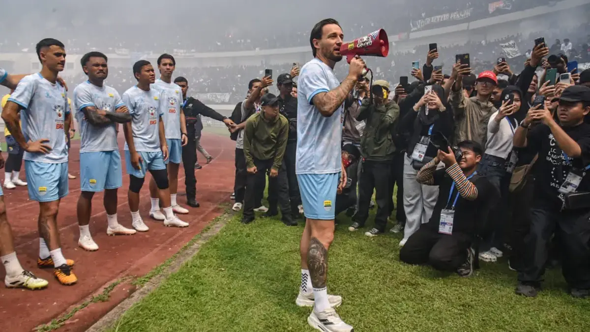 Kapten Persib Bandung Mark Klok menyapa ribuan bobotoh yang memberikan dukungan jelang laga melawan Persija Ja
