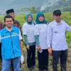Wakil Bupati Bandung Barat, Asep Ismail (kanan) dan Senior Manager IP Saguling, Doni Bakar (kiri) usai menanam