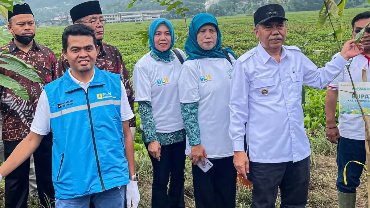 Eceng Gondok dan Sampah Ancam PLTA Saguling, 10 Truk Pengangkut Diterjunkan ke Lokasi Wakil Bupati Bandung Barat, Asep Ismail (kanan) dan Senior Manager IP Saguling, Doni Bakar (kiri) usai menanam