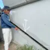 Warga saat menunjukan kondisi Jembatan Overpass Bodogol yang menghubungkan wilayah Rancasari, Kota Bandung