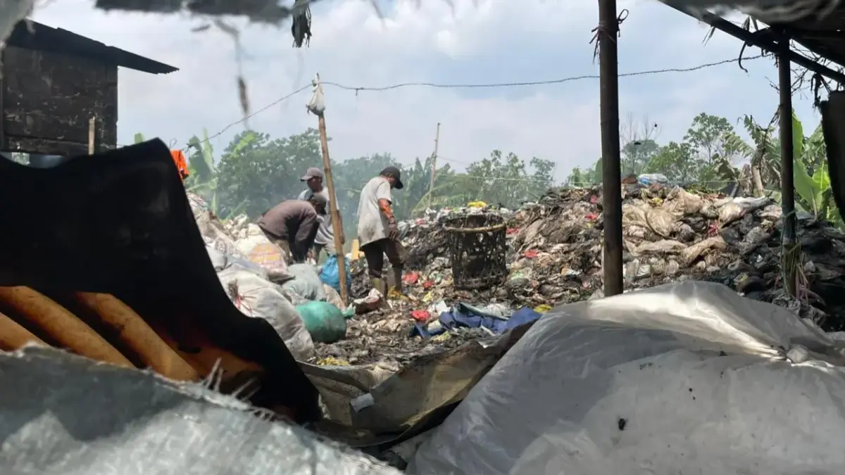 Aktivitas pembakaran sampah di Kampung Cembul Pojok, Desa Rancamanyar, Kecamatan Baleendah, Kabupaten Bandung