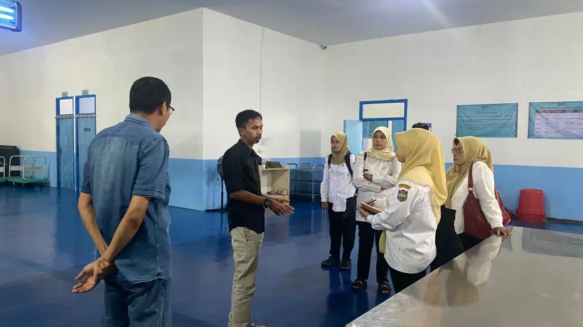 Produksi Telur Ayam di Ciamis Melimpah, Serapan MBG Masih Rendah Petugas dari Bidang Peternakan, Dinas Peternakan dan Perikanan Kabupaten Ciamis mengunjungi salah satu dapur M