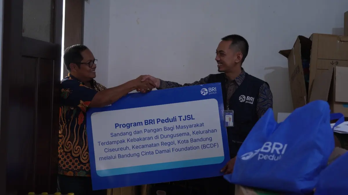 Pekerja BRI Region 9 Bandung Salurkan Bantuan Sembako bagi Korban Kebakaran di Ciseureuh Pekerja BRI Region 9 Bandung Salurkan Bantuan Sembako bagi Korban Kebakaran di Ciseureuh