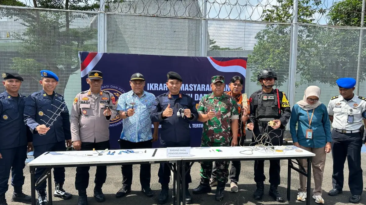 Lapas Banjar bersama Forkopimda menunjukkan barang sitaan dari dalam lapas hunian warga binaan