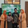 Wakil Ketua Gabungan Organisasi Wanita (GOW) Kota Cimahi, Tuti Widawati (Kanan) saat Bersama Pasangan Itsbat