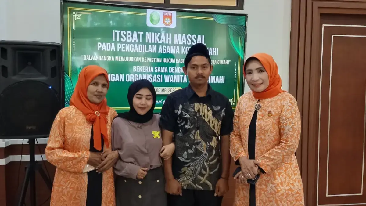 Wakil Ketua Gabungan Organisasi Wanita (GOW) Kota Cimahi, Tuti Widawati (Kanan) saat Bersama Pasangan Itsbat