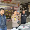Kapolres Cimahi, AKBP Niko N Adi Putra saat Menunjukkan Barang Bukti yang Digunakan Pelaku dalam Press Confere