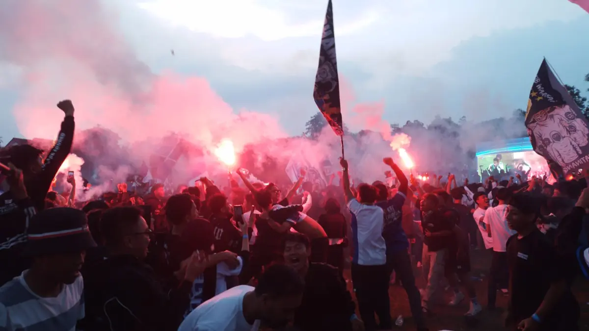 Menyambut kemenangan tim Persib Bandung yang berhasil kalahkan Persija Jakarta, ribuan Bobotoh euforia usai no