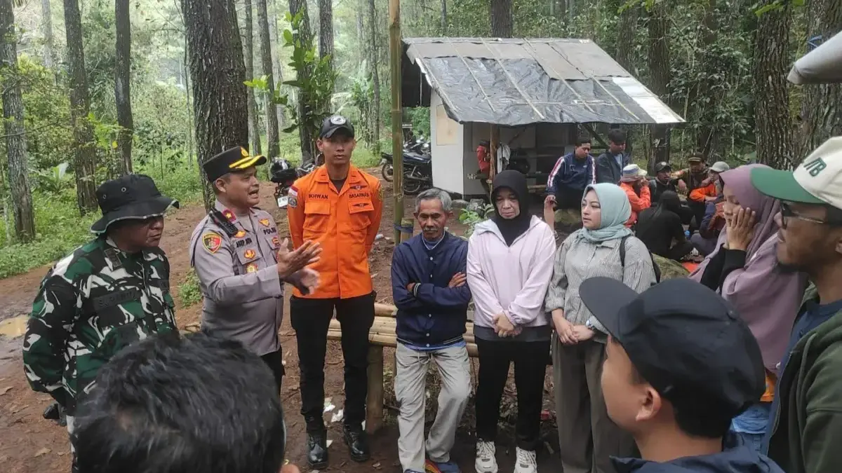 Personil Basarnas Kantor SAR Bandung saat persiapan pada Minggu (10/5/2026) guna melakukan pencarian terhadap