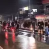 Rekaman video bentrokan viral antara pendukung Jakmania Persija dan Bobotoh Persib di Jalan Raya Parung-Kemang