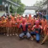 Petugas SPPG Arya Kemuning Desa Bojongkantong berdandan pakaian Spiderman saat mengantar makanan ke salah satu