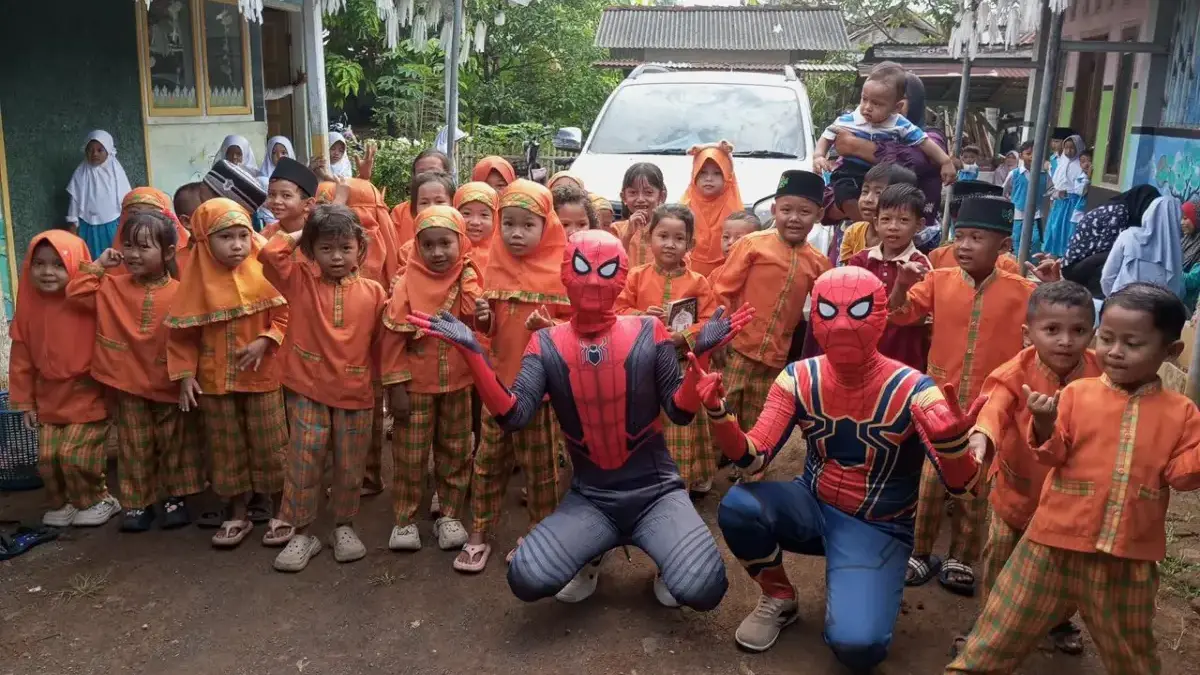 Unik, Petugas MBG Cosplay Spiderman Antar Makanan ke Sekolah Petugas SPPG Arya Kemuning Desa Bojongkantong berdandan pakaian Spiderman saat mengantar makanan ke salah satu