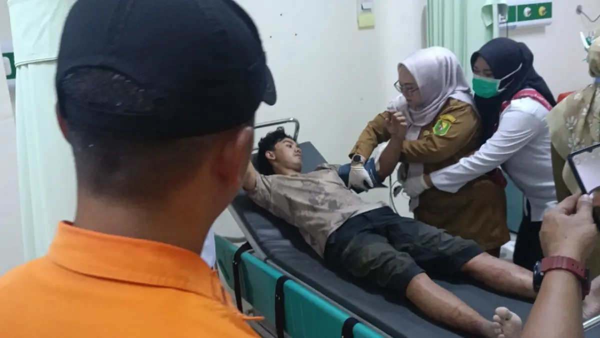 Mahasiswa ITB yang Hilang di Gunung Puntang Ditemukan Selamat, Tim SAR Sisir Hutan hingga Jalur Terjal Mahasiswa Institut Teknologi Bandung (ITB) bernama Arief Wibisono (25), yang dilaporkan tersesat di jalur pend