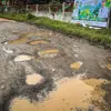 Lubang besar yang tertutup air hujan terlihat di ruas Jalan Rancapanggung-Cikadu, Kecamatan Cililin