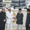 Gubernur Jawa Barat Dedi Mulyadi (kedua kiri) bersama Ketua DPRD Buky Wibawa Karya (kedua kanan) bersama Wakil